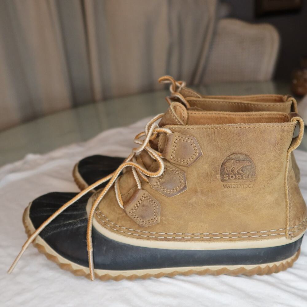 Sorel Out N About Leather duck ankle boots US 8.5 Brown Womens heel pull loop
